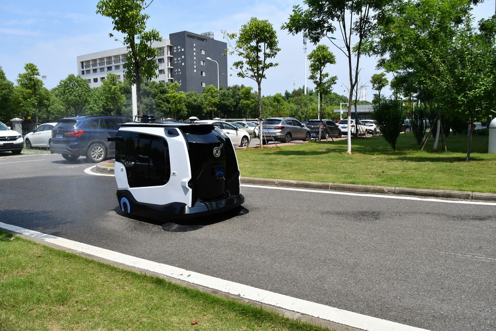 東風Sharing-Smart無人清掃車、無人巡邏車亮相