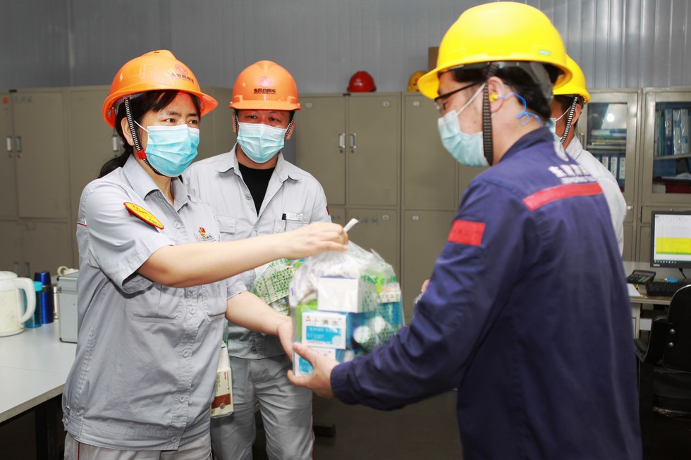 東風商用車車輛工廠送防暑降溫藥品到一線