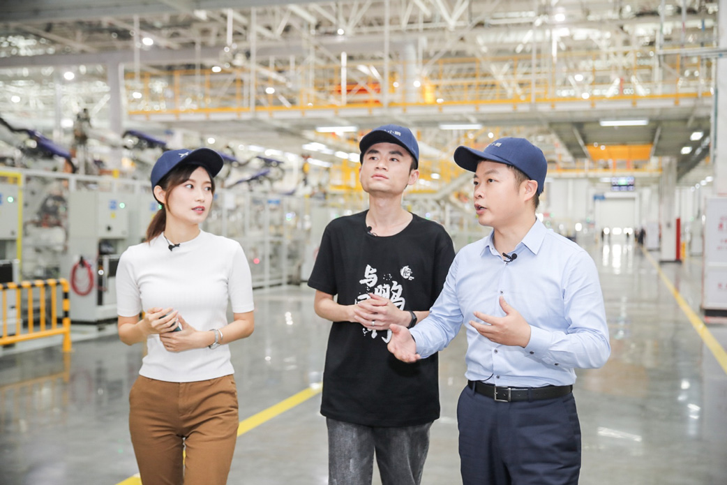 肇慶小鵬汽車智能網聯科技產業園首次公開亮相 何小鵬與鵬友同框直播逛廠