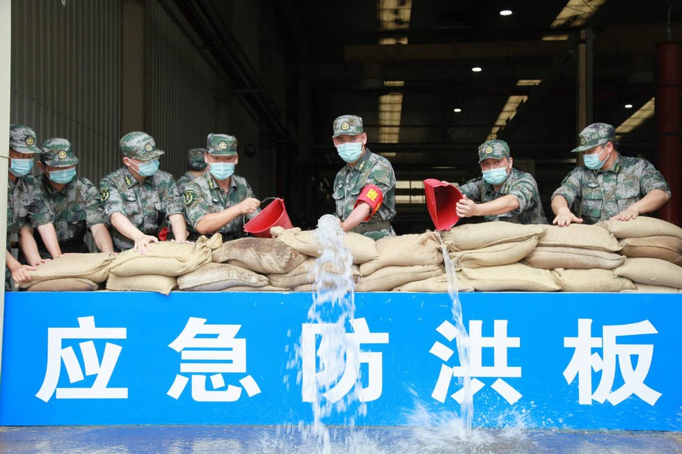 抗洪搶險(xiǎn) 東風(fēng)民兵準(zhǔn)備好了