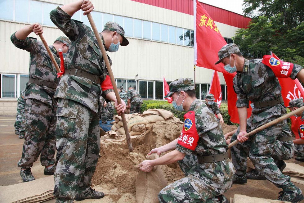 抗洪搶險(xiǎn) 東風(fēng)民兵準(zhǔn)備好了