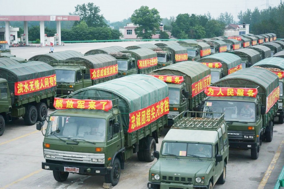 抗洪搶險向一線 東風軍車顯擔當