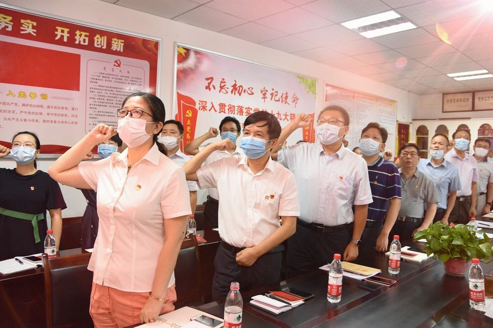 東風公司區(qū)域管理中心黨員下沉社區(qū)
