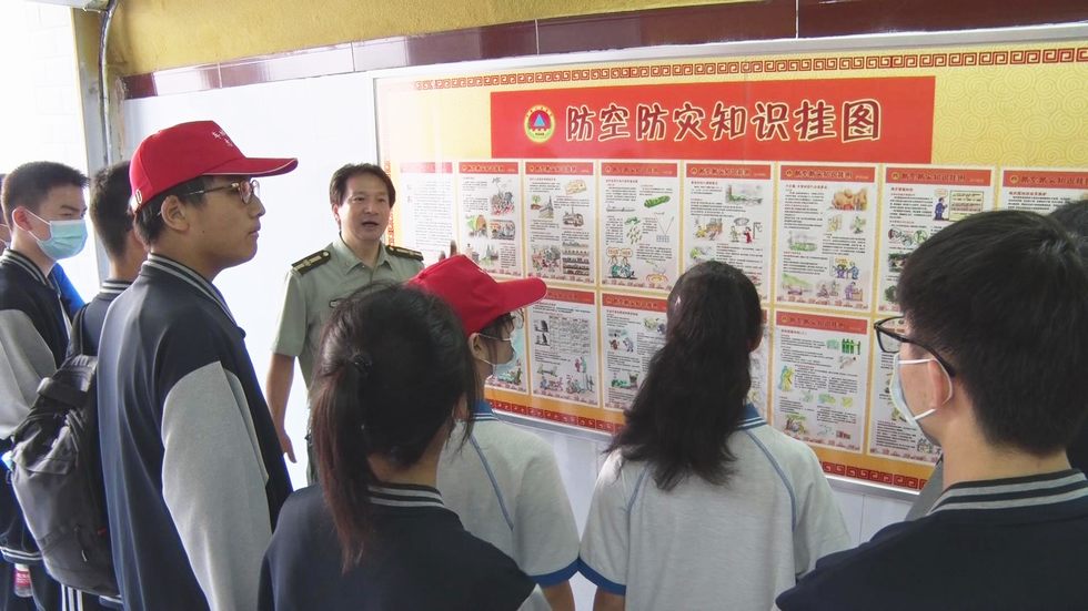 十堰市張灣轄區中小學師生應邀參觀東風公司人武部