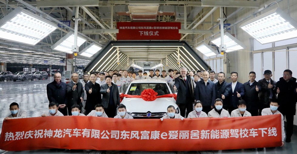 神龍800輛ES500新能源車交付成都