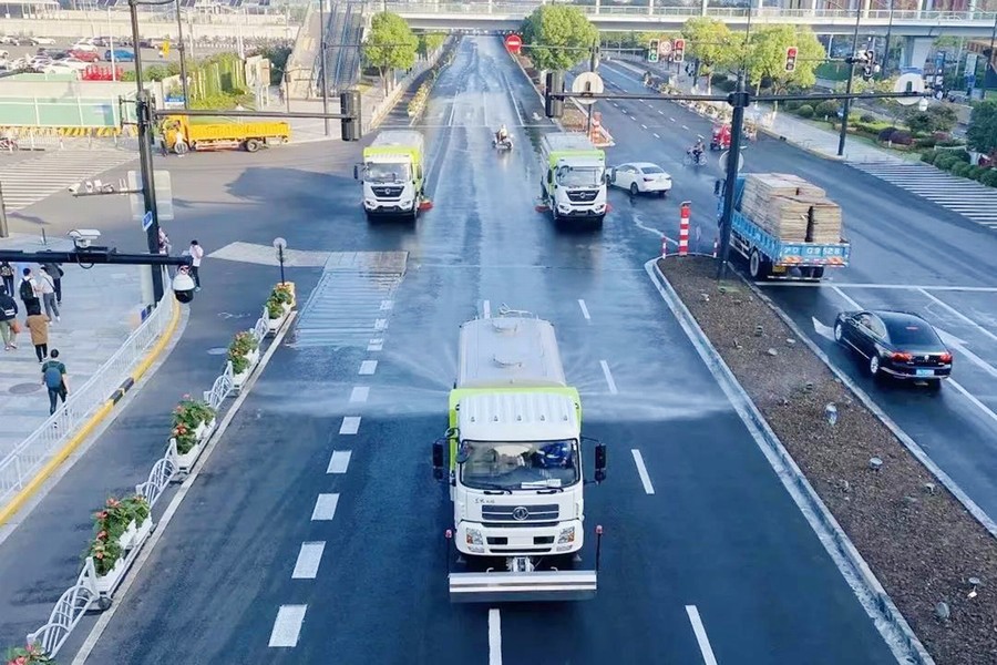 東風商用車環(huán)衛(wèi)車 讓進博會更“凈”