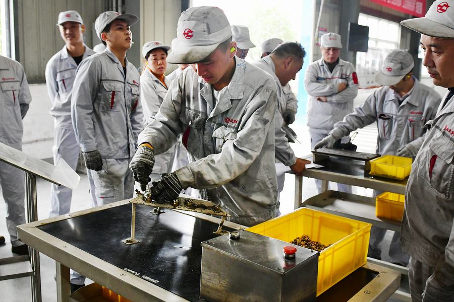 發(fā)揚工匠精神 爭當金牌工人