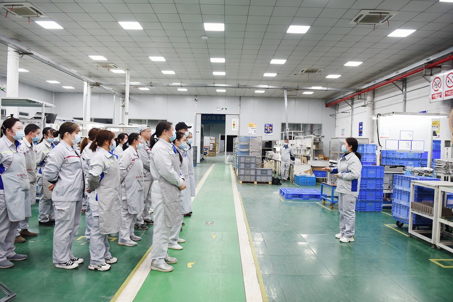 奮斗的冬夜很“火熱”——東風延鋒（十堰）汽車飾件系統有限公司年終生產現場