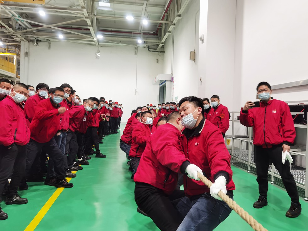 東風康明斯舉行“戰高產 鼓士氣”員工拔河比賽