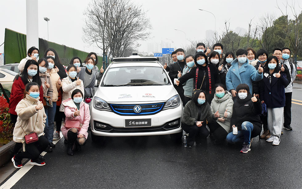 武漢女警試乘東風RoboTaxi