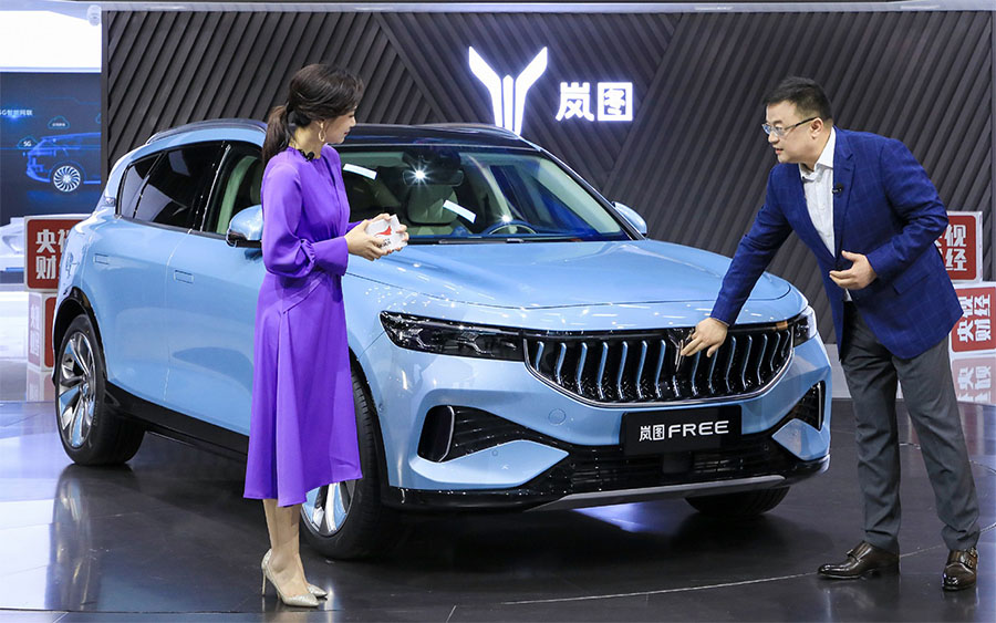 尤崢在上海車展直播帶貨
