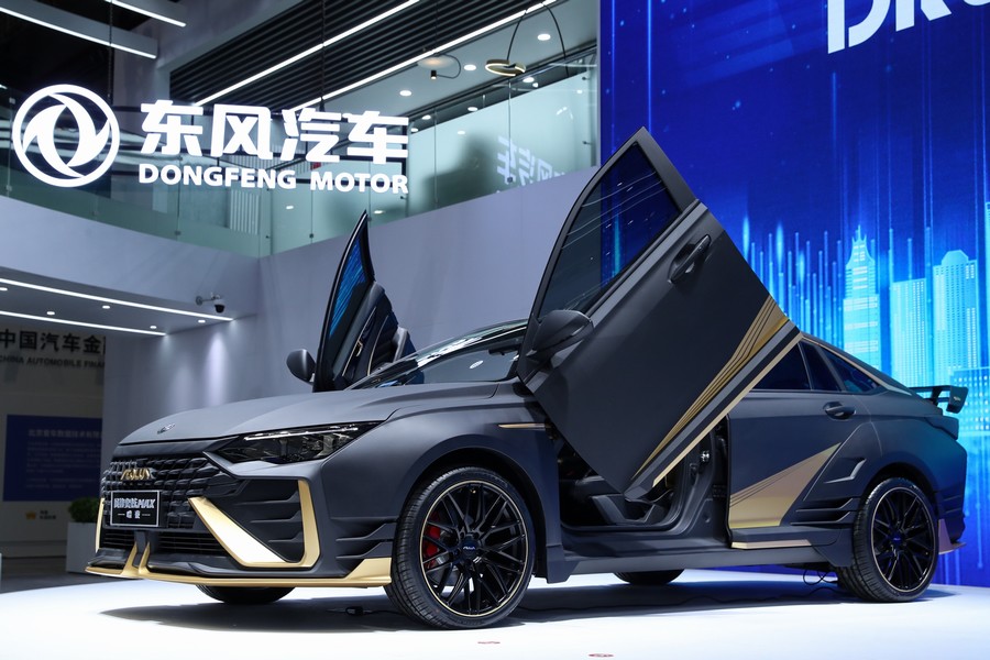 奕炫MAX暗夜版：造型酷 運動化 個性足