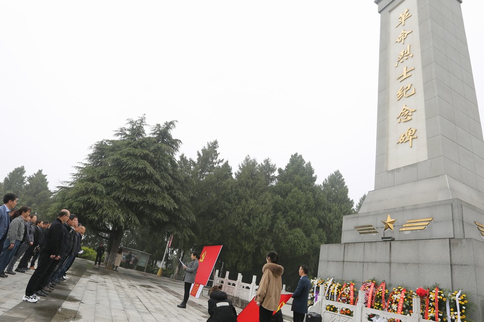 祭掃烈士陵園 緬懷革命先烈
