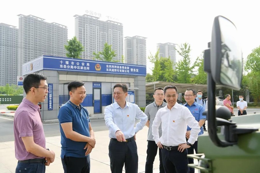黃偉在公司十堰基地調研