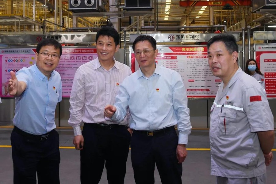 黃偉在公司十堰基地調研