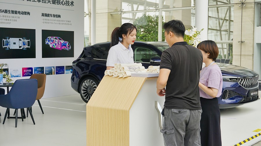嵐圖汽車試駕活動(dòng)在東風(fēng)公司總部舉辦