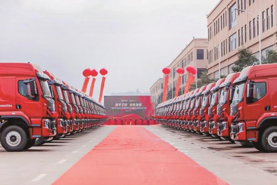 乘龍新能源重卡批量交付廣西盛隆