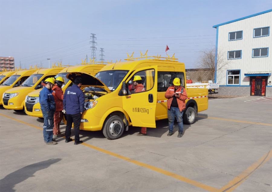 東風御風斗式工程車開進國能集團礦區(qū)