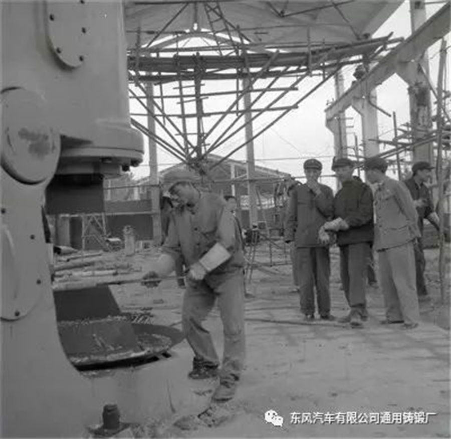 二汽第一爐鐵水鑄造毛主席像