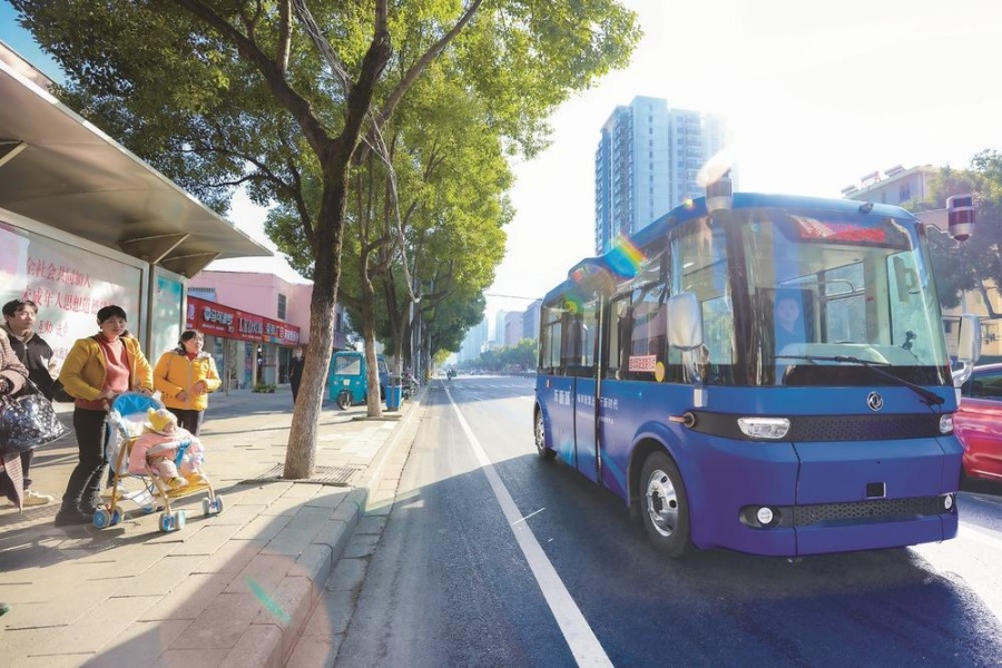 東風(fēng)無人駕駛公交車在十堰試運營