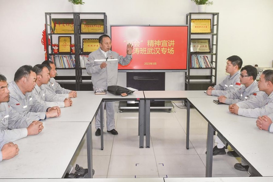 王建清向“王濤班”成員宣講全國兩會精神