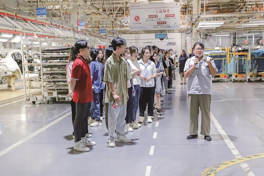 越南大學生“打卡”神龍公司