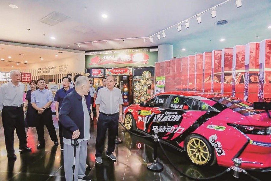 看奕炫賽車 贊東風(fēng)發(fā)展