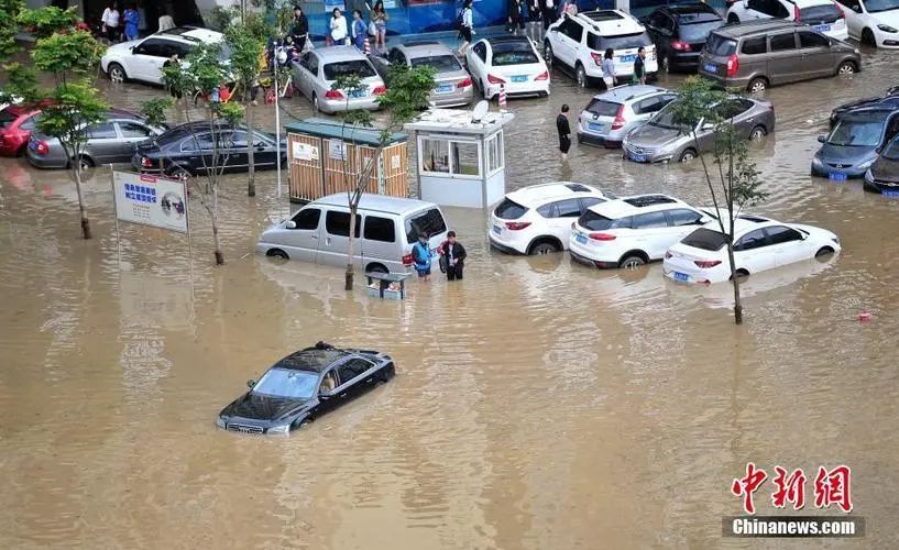 暴雨中，新能源汽車比普通汽車更防水？
