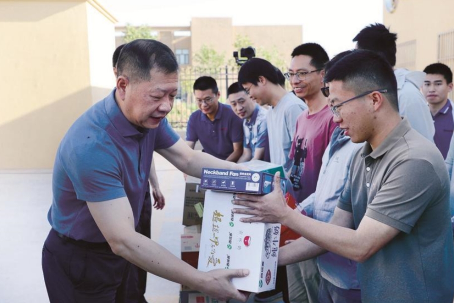 楊青到公司熱區試驗地調研慰問