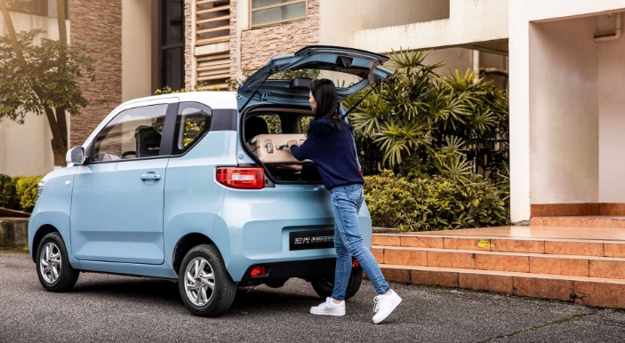 看看這個五菱宏光MINI電動汽車