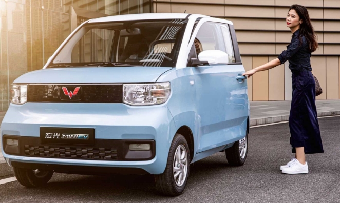 看看這個五菱宏光MINI電動汽車