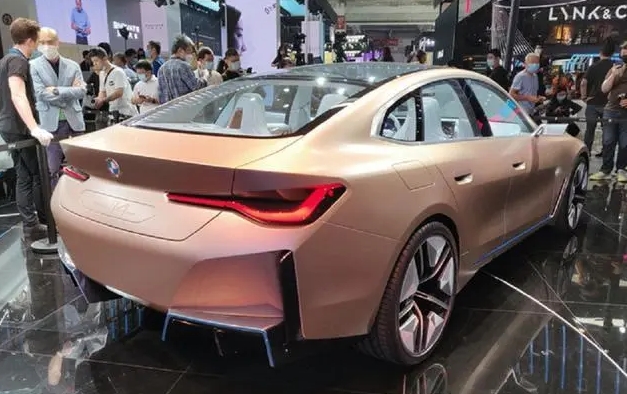 與特斯拉“狗斗”，寶馬i4中國首發(fā)，車迷們欲罷不能