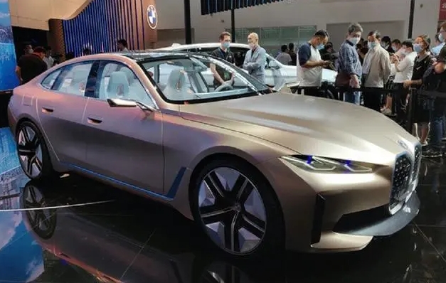 與特斯拉“狗斗”，寶馬i4中國首發(fā)，車迷們欲罷不能