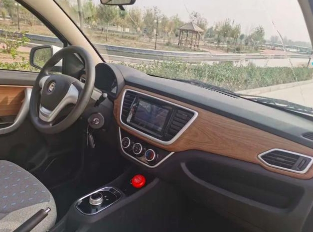 最高時(shí)速50km&h，搭載72V電瓶，豪華老年代步電動(dòng)車來了