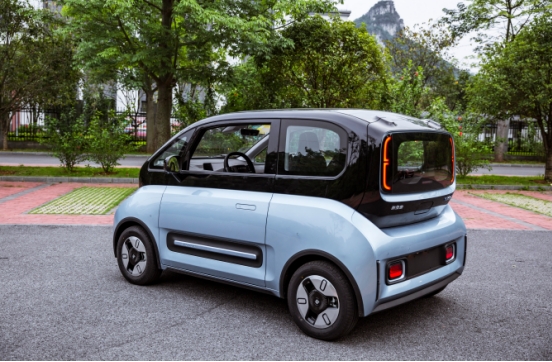 小型電動汽車選哪款好呢？新寶駿這款不錯，城市出行更便捷