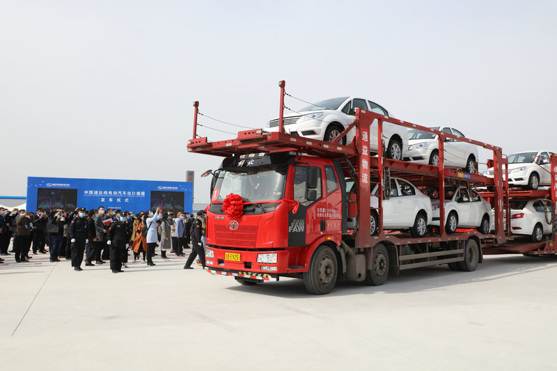 河南速達(dá)首批200輛純電動轎車出口德國拓展國際影響力