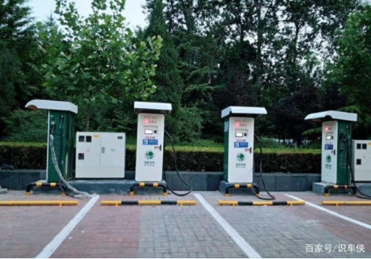 電動(dòng)汽車開到?jīng)]電再充，還是隨用隨充？做對了電池壽命延長十年