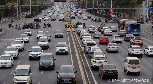 國內(nèi)首款兩輪電動汽車，不管你橫著開、豎著開，都不會翻車