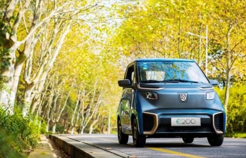 寶駿E200微型電動汽車，好開好停成短途代步出行神器