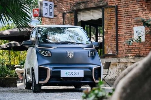 寶駿E200微型電動汽車，好開好停成短途代步出行神器