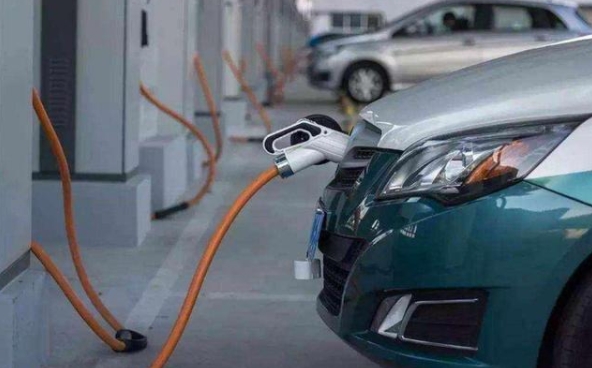 純電動車開一年，能比燃油車便宜多少？來算一筆賬