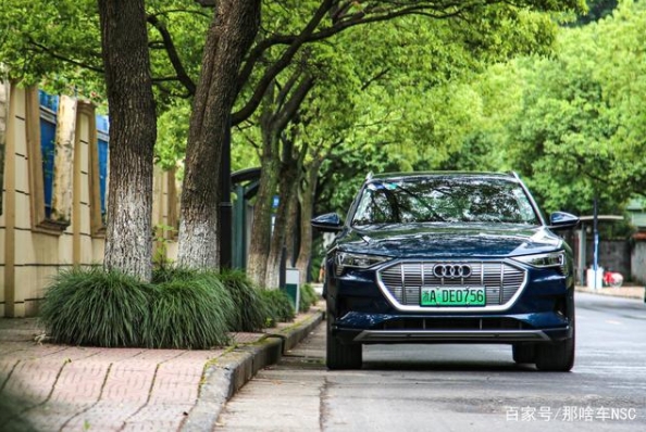 傳統車企的反擊，實拍奧迪首款純電動汽車：奧迪e-tron