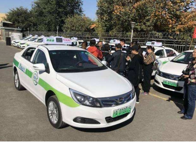 純電動出租汽車亮相市區街頭