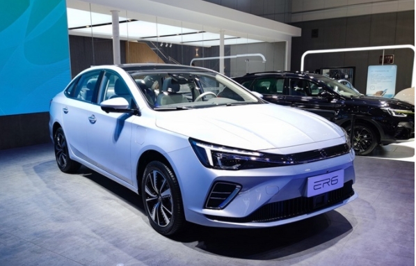成都車展榮威全新純電動轎車ER6亮相