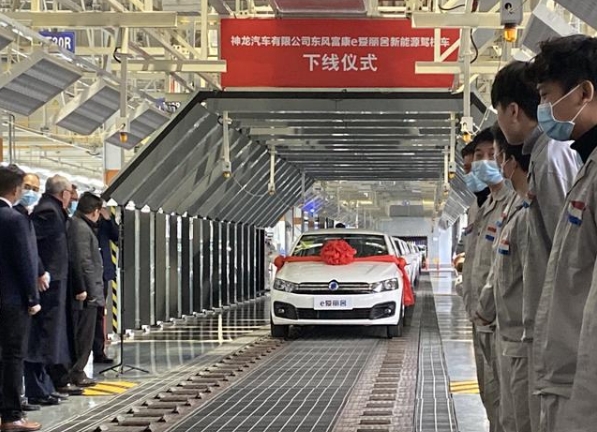 神龍成都工廠首款純電動汽車下線