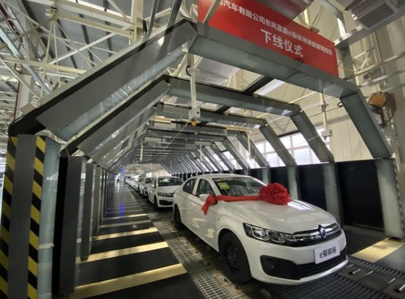 神龍成都工廠首款純電動汽車下線