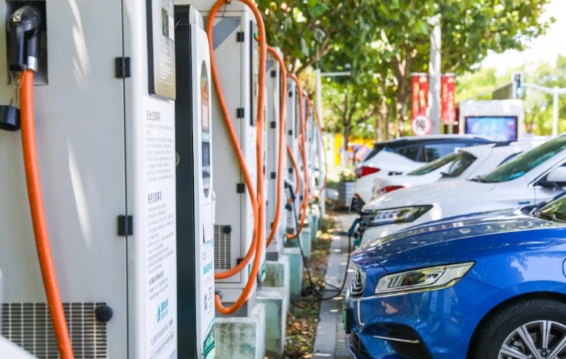 假期出行大潮中“一樁難求”，新能源車充電難如何破題？