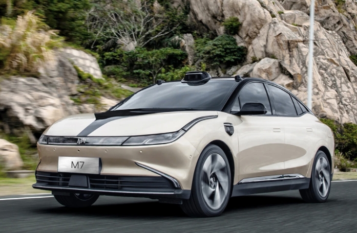 威馬M7純電動轎車，號稱是“全場景智能移動空間”，科技感十足