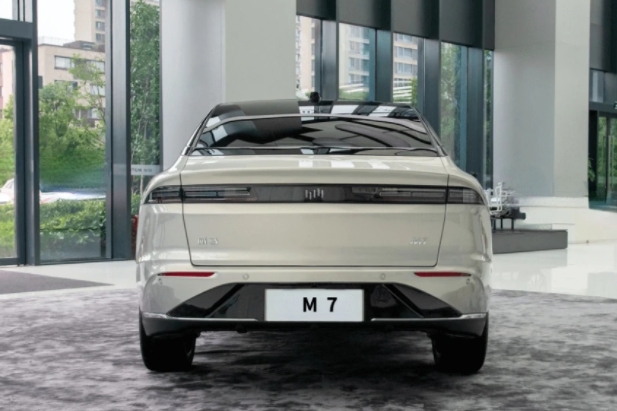 威馬M7純電動轎車，號稱是“全場景智能移動空間”，科技感十足