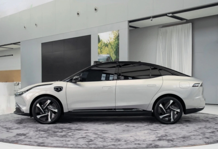 威馬M7純電動轎車，號稱是“全場景智能移動空間”，科技感十足